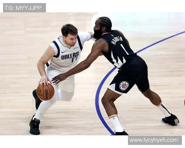 303快船与独行侠激战正酣球迷期待精彩对决与逆转时刻